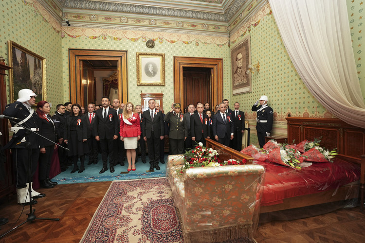 Yağmura rağmen İstanbullular Dolmabahçe’ye akın etti!