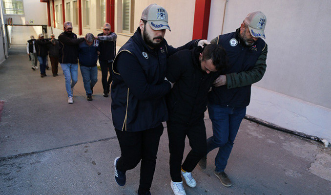 FETÖ’nün finans yapısına operasyon: 8 tutuklama