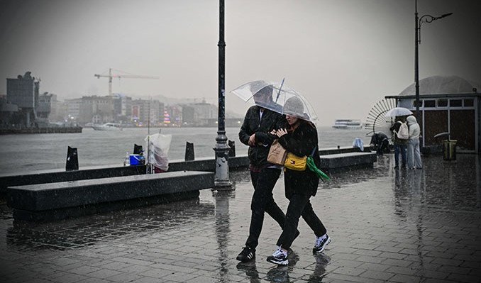 Meteoroloji, İstanbul için saat verdi: Kuvvetli geliyor!