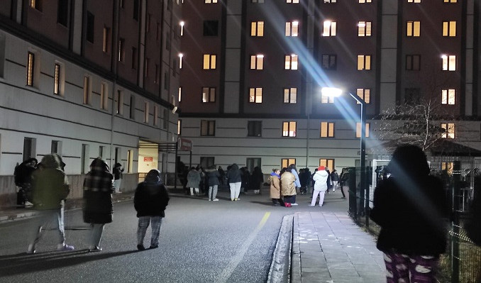 Sivas’ta korkutan deprem: Halk sokaklara döküldü