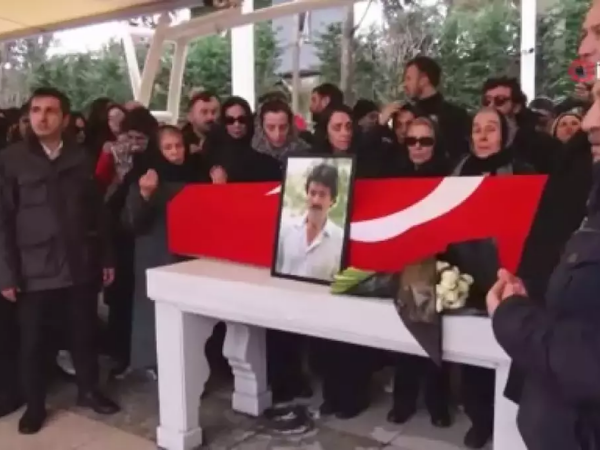 Ferdi Tayfur’un tabutu başında kavga