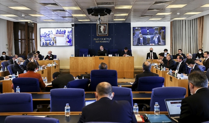 En düşük emekli aylığı teklifi Komisyon’da kabul edildi