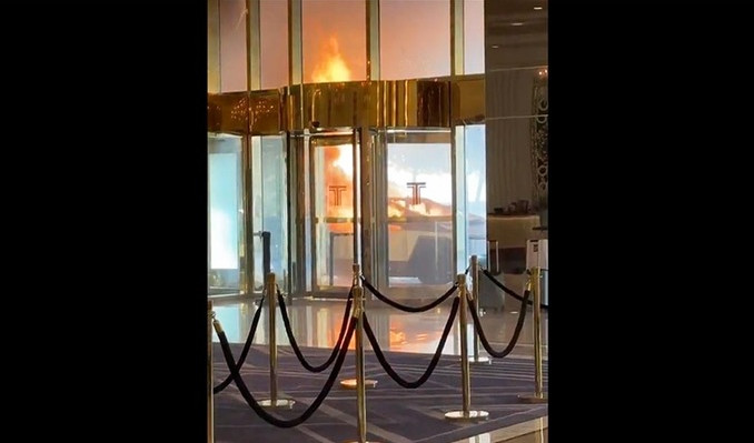 Trump’ın Las Vegas’taki otelinin önünde araç patladı