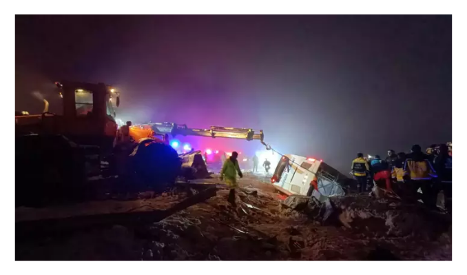 Bingöl’de yolcu otobüsü şarampole devrildi: 4 ölü, 32 yaralı
