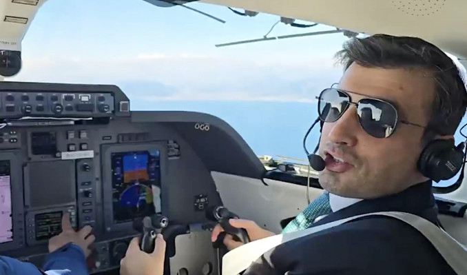 Baykar Yönetim Kurulu Başkanı Bayraktar, Piaggio P180’nin pilot koltuğunda