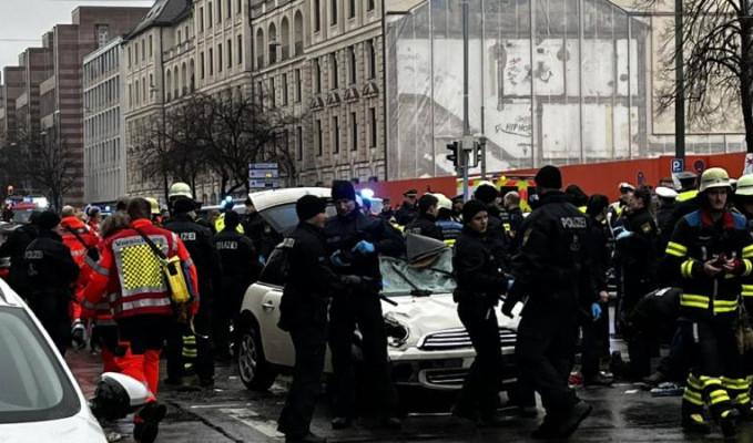 Münih’te bir araç kalabalığa daldı! Yaralılar var