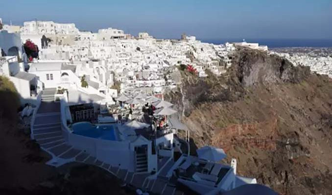 Santorini’de OHAL ilan edildi