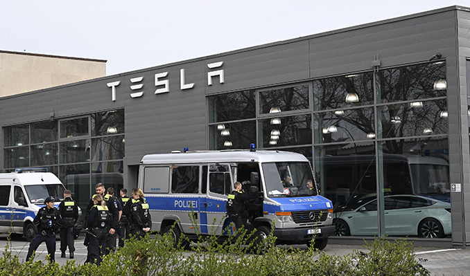 Tesla bayileri alevler içinde: Protestolar kontrolden çıktı!