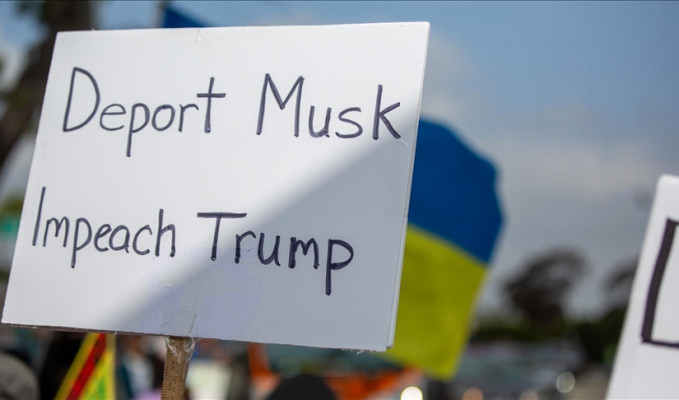 Tesla önünde DOGE ve Elon Musk protestosu