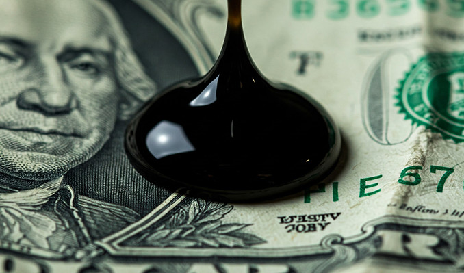 ABD-Çin gerilimi ve arz bolluğu, petrolü dip seviyeye itti