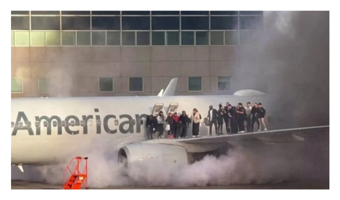 ABD’de uçağın motoru alev aldı: 282 yolcu tahliye edildi