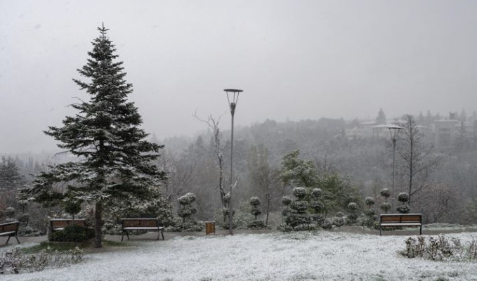 Baharı beklerken kış geri geldi: Ankara beyaza büründü
