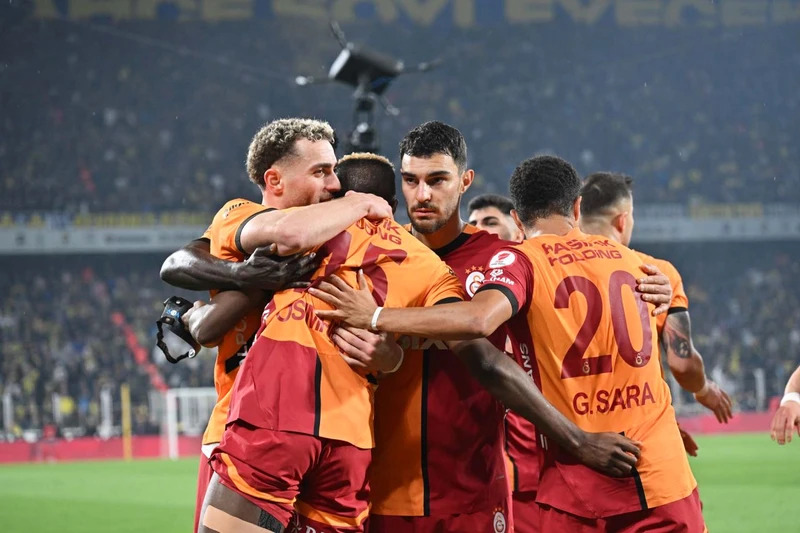 Galatasaray iki yıldızıyla masaya oturuyor