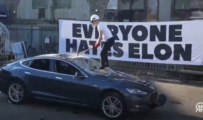 İngilizler delirdi: Musk’ı protesto için Tesla araca şiddet!