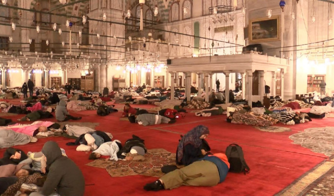 İstanbul’da deprem korkusu: Camiler ve spor salonları doldu