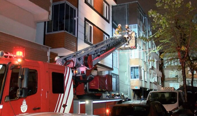 İstanbul’da kuvvetli fırtına! Çatılar koptu