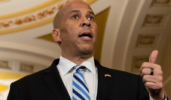 Trump’ın politikalarını protesto için 25 saat kürsüde konuştu