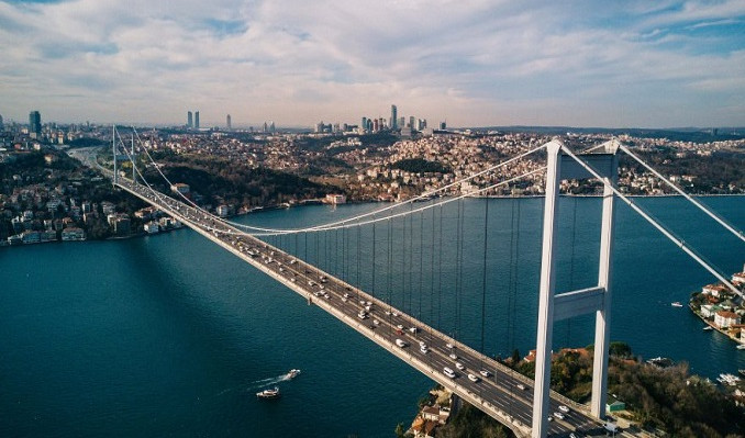 Yoğun sis nedeniyle İstanbul Boğazı gemi trafiğine kapatıldı