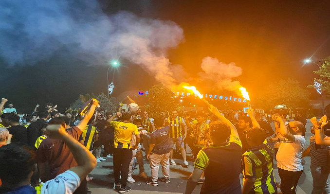 81-70’lik zafer sonrası sarı-lacivertli coşku sokaklara taştı
