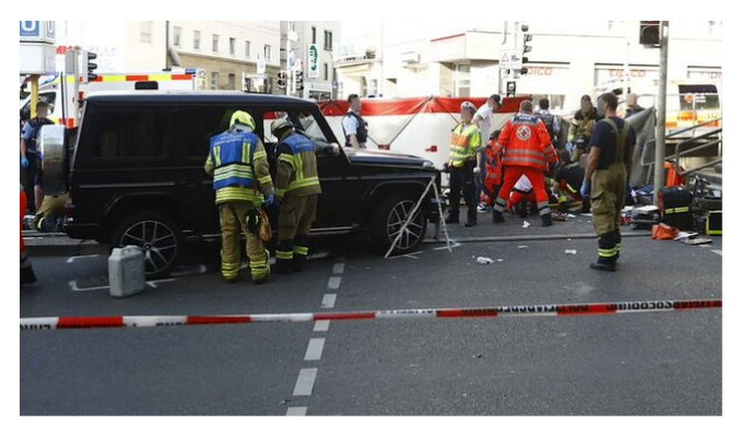 Almanya’da araç kalabalığın içine daldı: 3 kişi yaralandı