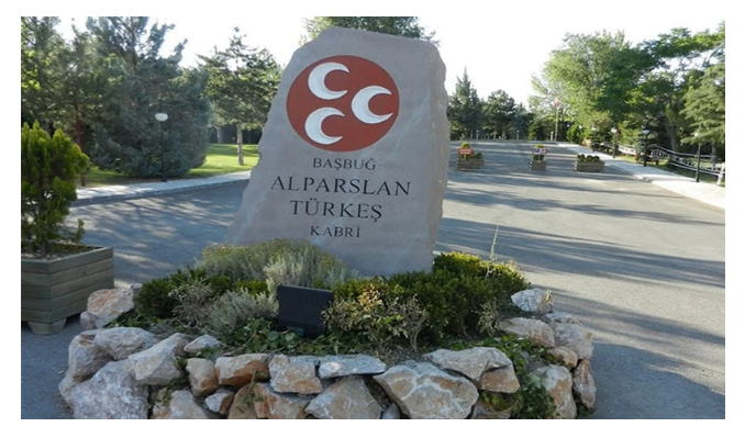 Türkeş’in milletvekili kızına kabir ziyaretinde saldırı