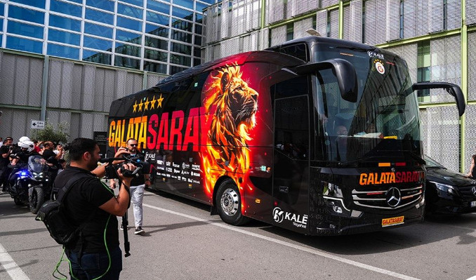 Galatasaray otobüsüne taşlı saldırı