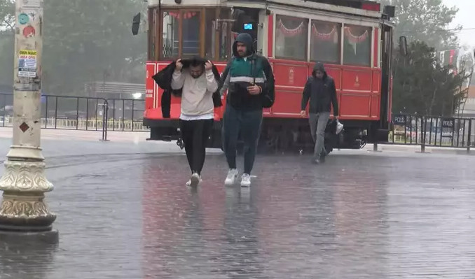 İstanbul yağmurla uyandı, İzmir için turuncu alarm