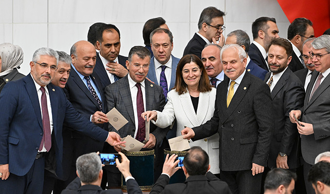 Meclis’teki seçimde 5 HSK üyesi kura ile belirlendi
