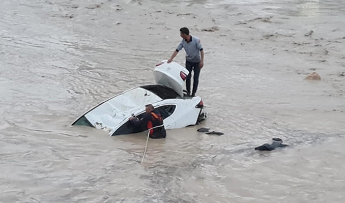 Osmaniye’yi sağanak vurdu, araçlar sele kapıldı
