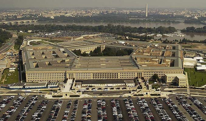 Pentagon gazetecilere kapıları kapatıyor