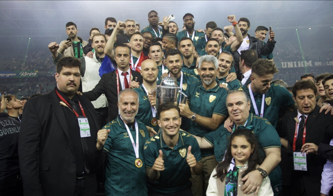 Süper Lig’e yükselen Kocaelispor, şampiyonluk kupasını aldı