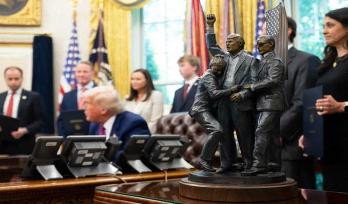 Trump Oval Ofis’e kendi heykelini yerleştirdi