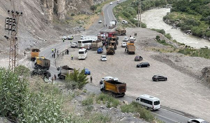 Hakkari’de midibüs devrildi: 12 asker yaralı