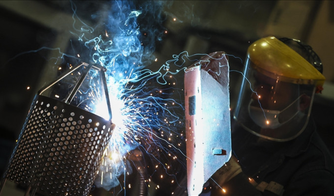 Sanayi üretimi aylık azaldı, yıllık arttı