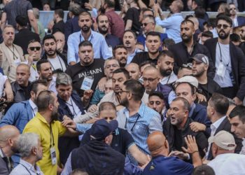 Fenerbahçe’de kongrede yetki krizi: Yönetimin isteği reddedildi