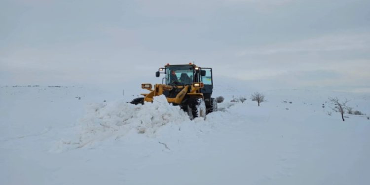 Doğu Anadolu’da kar felaketi: Köy yolları kapandı, araçlar mahsur kaldı