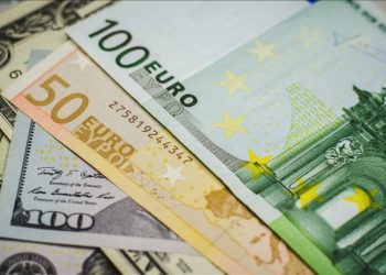 Euro, doların tahtını sallıyor