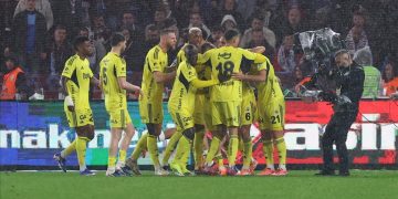 Fenerbahçe, Trabzonspor’u 3-2 yenerek puan farkını açtı